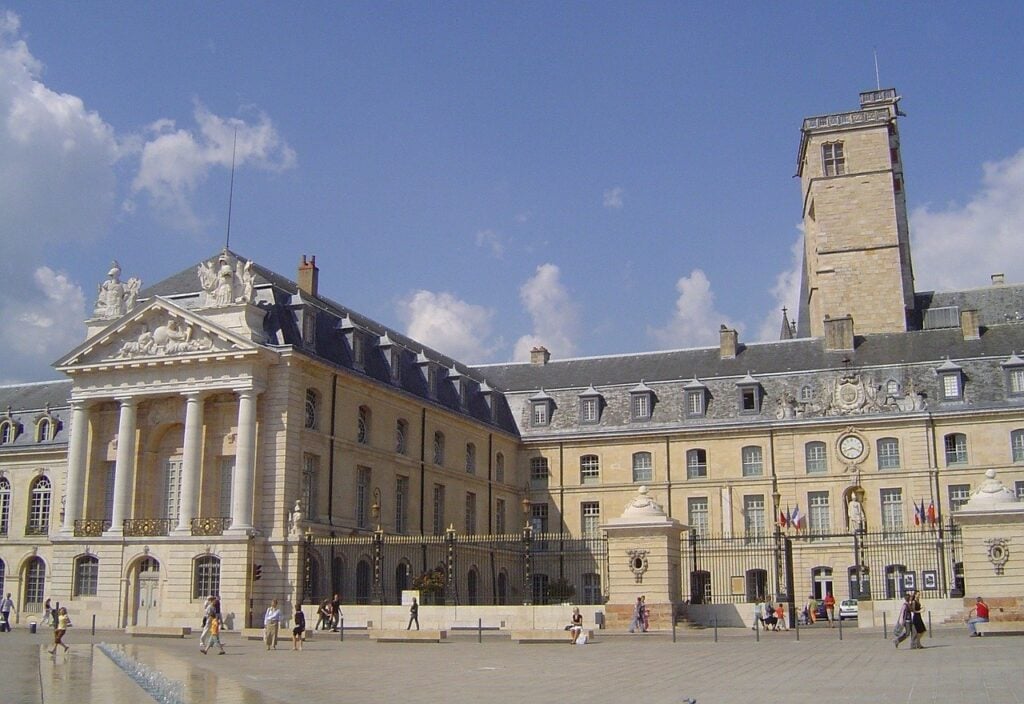 Que faire à Dijon quand il pleut ? Activités pour les jours de pluie - 2026 - 5 - que faire à dijon quand il pleut palais des ducs de Bourgogne, lieu de passage obligé quand on souhaite visiter Dijon
