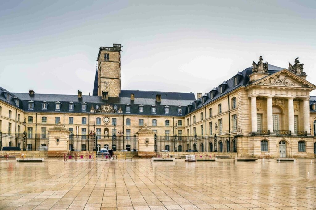 Que faire à Dijon quand il pleut ? Activités pour les jours de pluie - 2026 - 1 - que faire à dijon quand il pleut Dijon sous la pluie