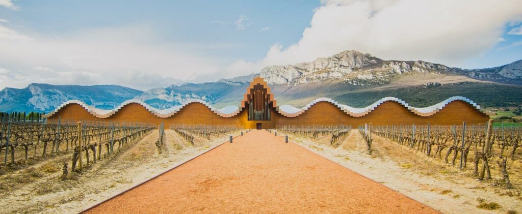 Découvrir la route des vins de la Rioja en Espagne - 2026 - 9 - rioja La Bodega Ysios moderne en La Rioja, dans le Nord de l'Espagne.