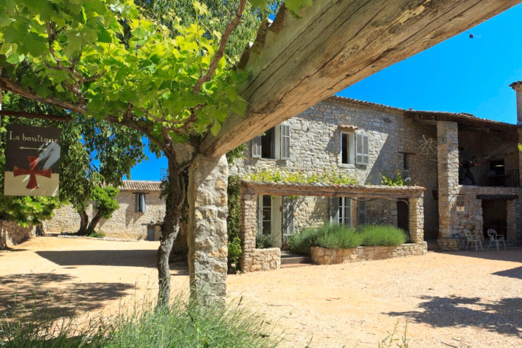 Guide Route des Vins de Provence : Carte et itinéraires - 2026 - 1 - route des vins de Provence Commanderie Peyrassol