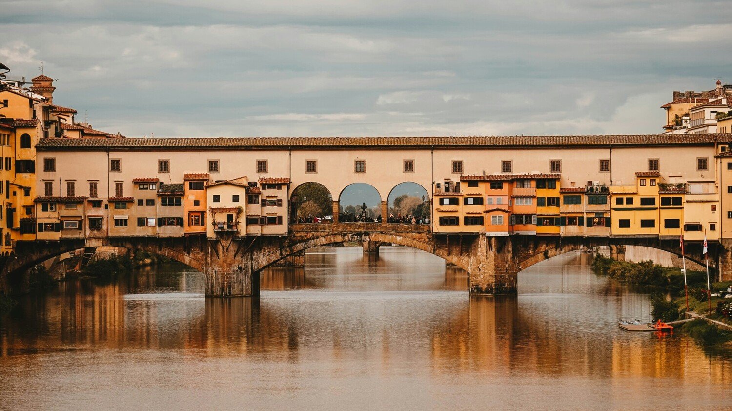 Visiter Florence : les incontournables pour un séjour en Toscane - 2026 - 9 - visiter florence Traverser le Ponte Vecchio