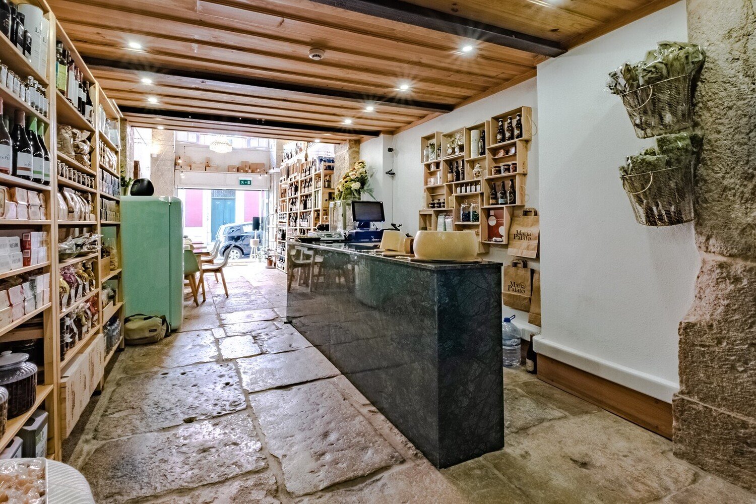 Ou selection of the TOP 10 Wine Bars in Lisbon - 2026 - 12 - wine bars lisbon L’attribut alt de cette image est vide, son nom de fichier est 470214827-593235066400531-4347365275235215237-n-1500x1000.jpg.