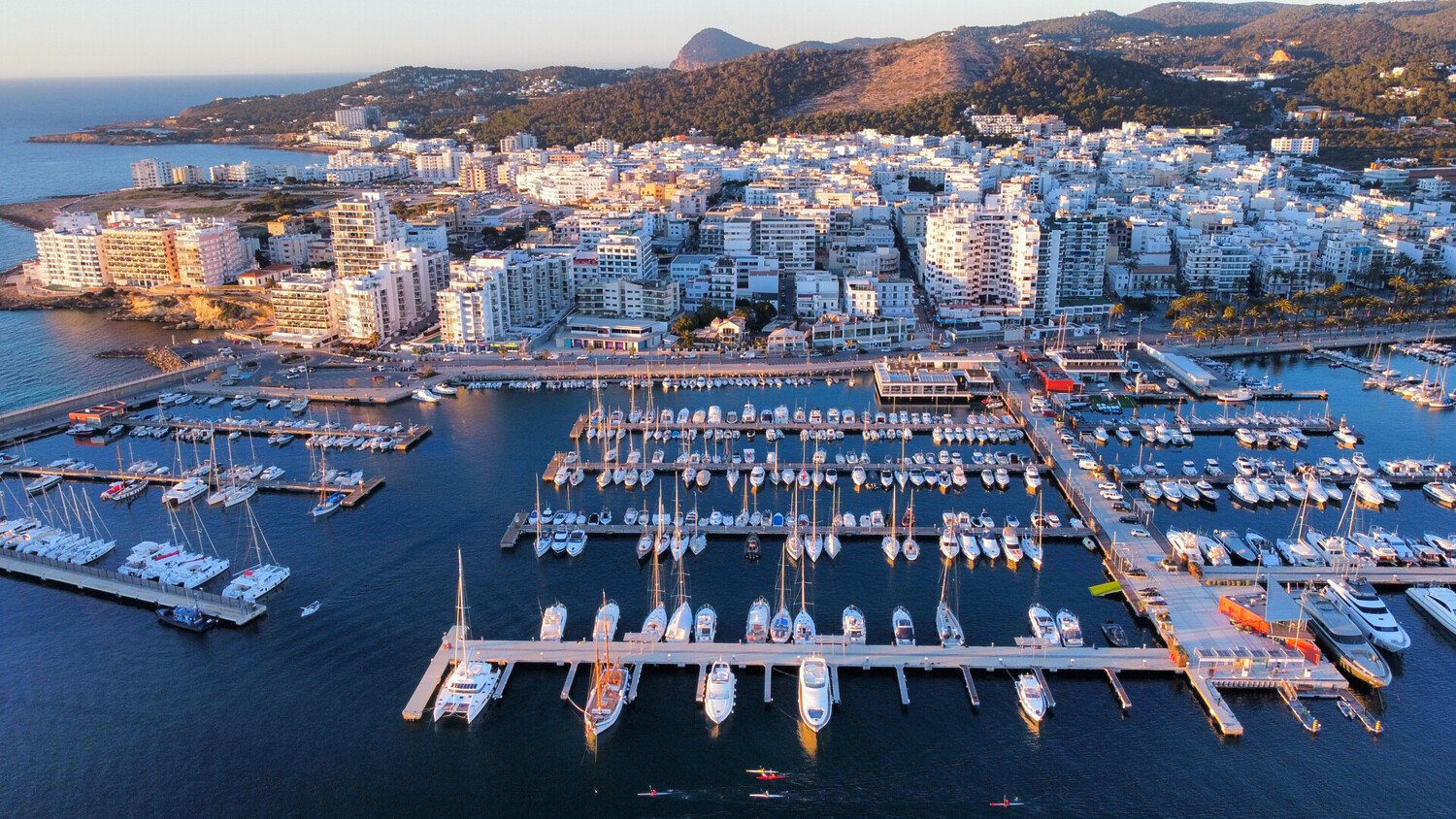 Que faire à Ibiza ? Soirées endiablées et sites inévitables - 2026 - 10 - Ibiza Marina d'Ibiza