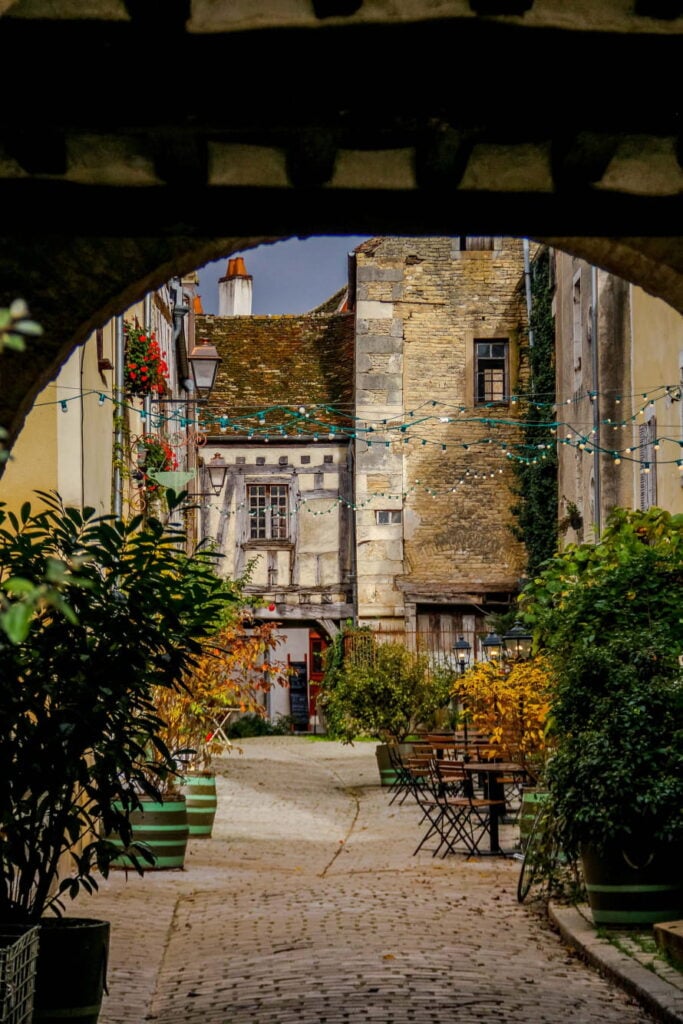 Top 5 des plus beaux villages de Bourgogne - 2026 - 8 - plus beaux villages de Bourgogne Découvrez Noyers, au bord de la rivière Serein, typique cité médiévale de Bourgogne