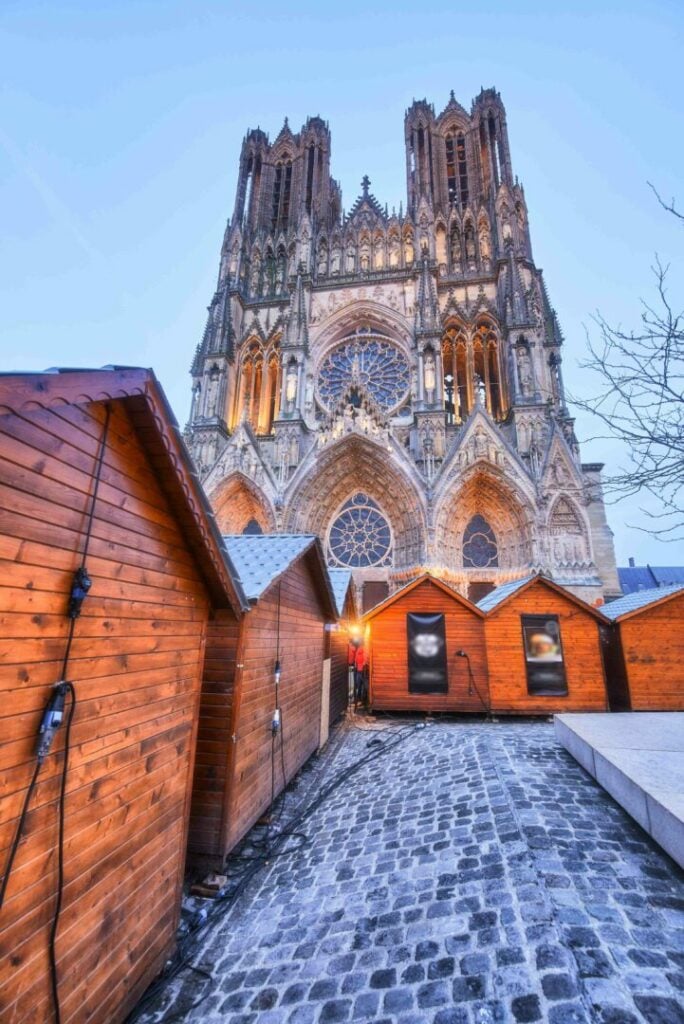 Bezoek de Reims Kerstmarkt: De Grootste van de Champagnestreek - 2026 - 2 - Kerstmarkt Reims Kathedraal