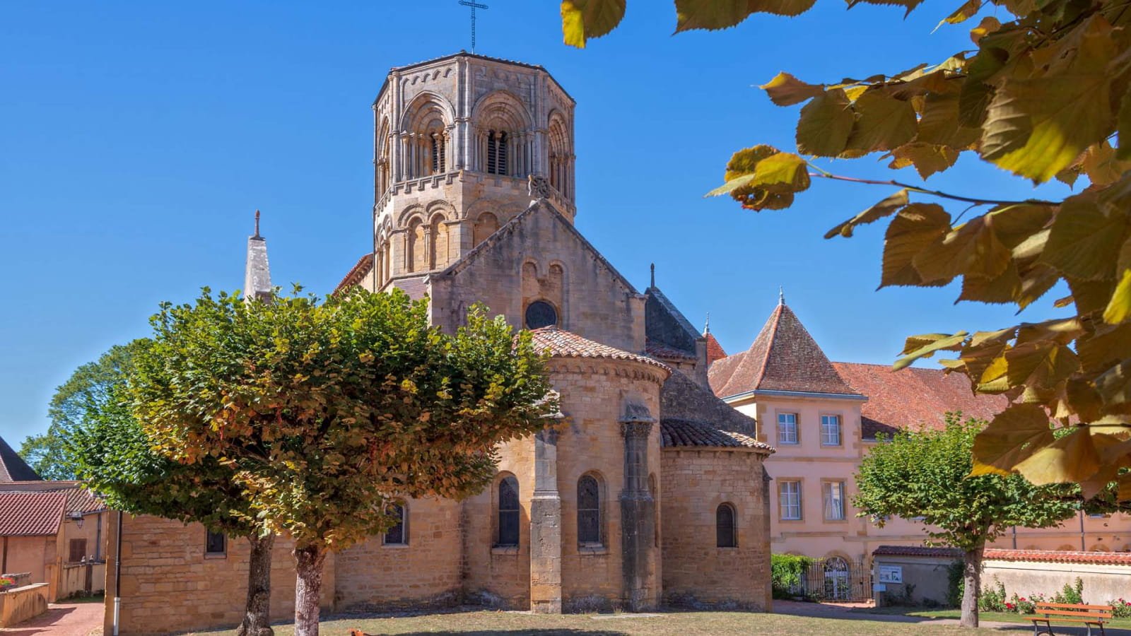 Best Things to do in Burgundy, Places & Villages to Visit - 2026 - 8 - Dans le village classé de Semur-en-Brionnais, vous appréciez vieilles pierres, église romane et château.