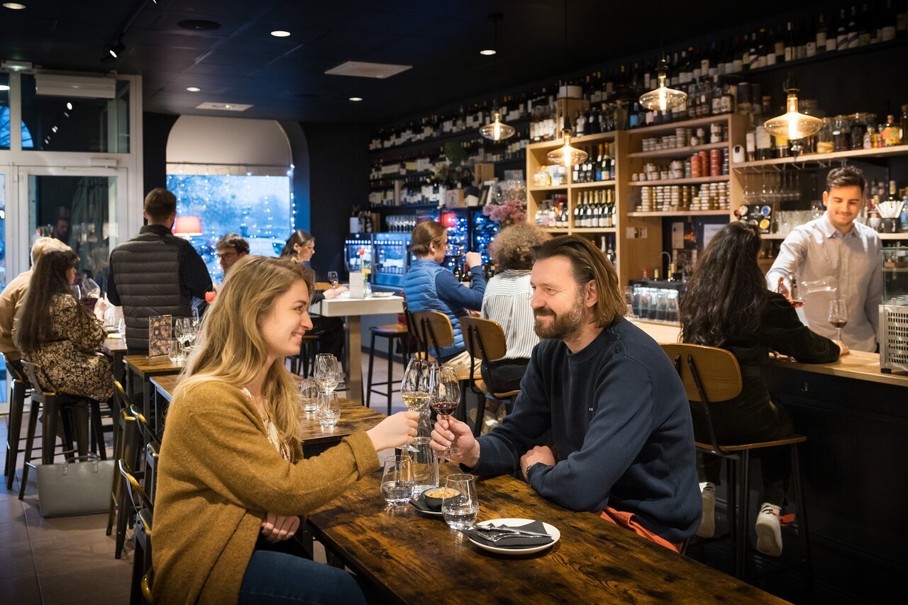 Top 5 des meilleurs bars à vin de Bordeaux - 2026 - 4 - bars à vin de Bordeaux,bars à vin bordeaux bars à vin de Bordeaux,bars à vin bordeaux - Top 5 des meilleurs bars à vin de Bordeaux - 2026 - 3