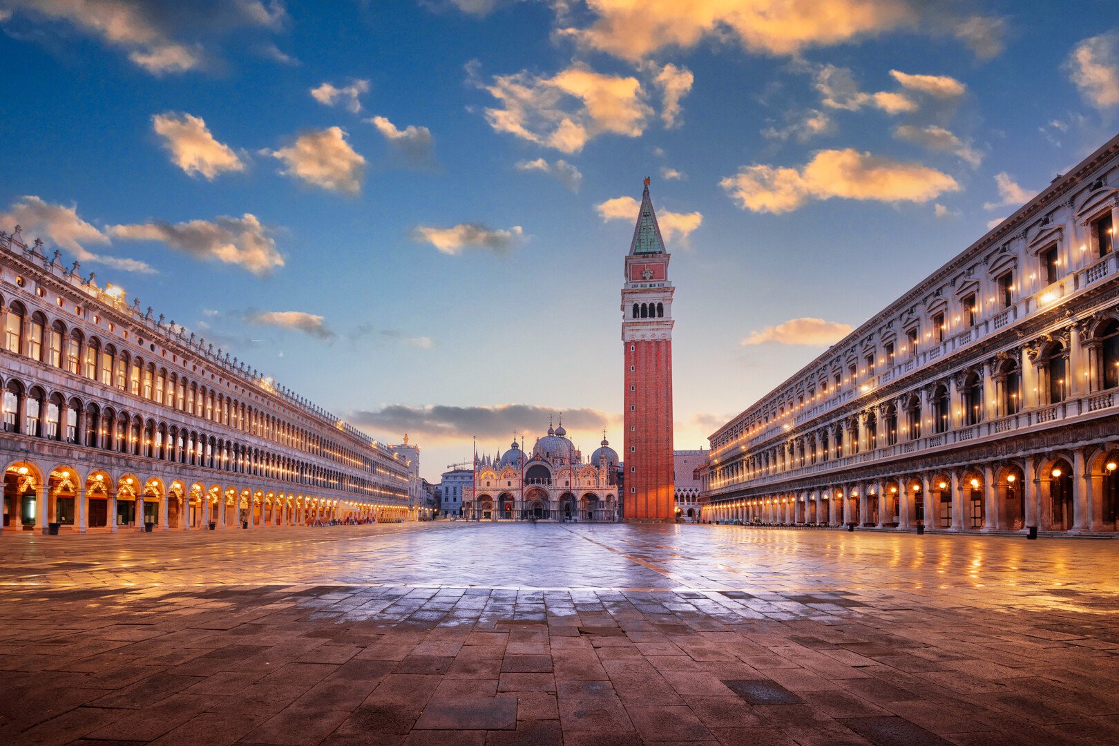 Visiter Venise : les incontournables à voir et à faire - 2026 - 3 - visiter venise Venice, Italy at St. Mark's Square with the Basilica and Bell Tower at twilight.